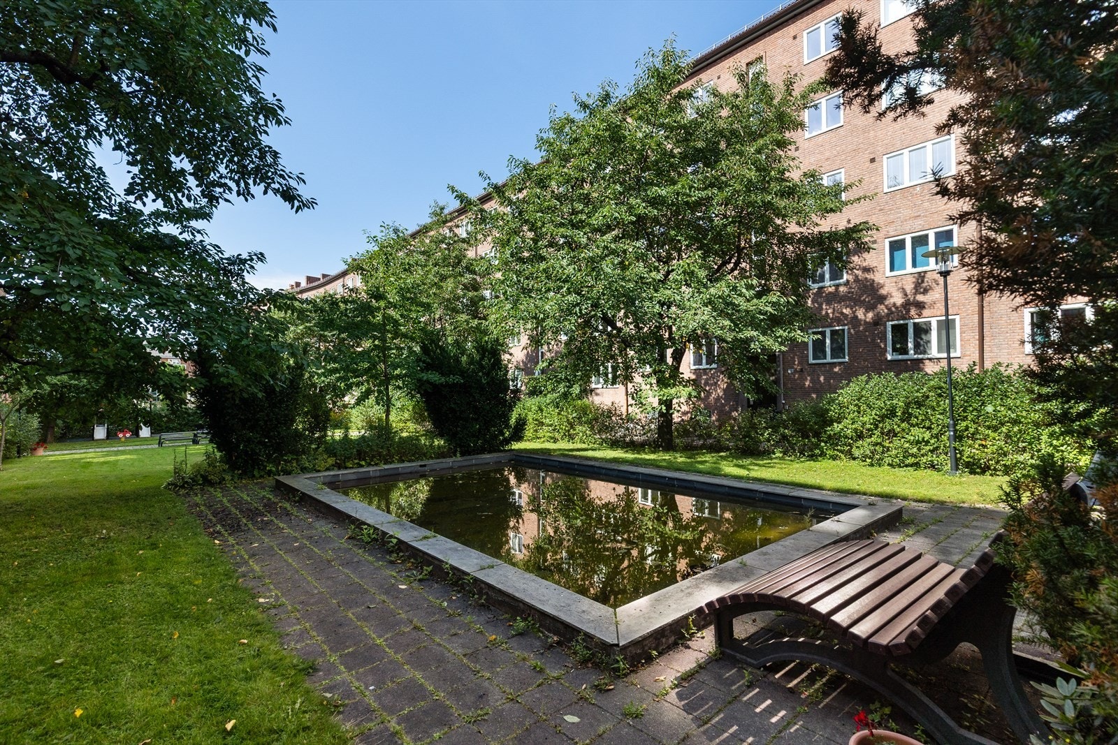 Grønne og fredelige omgivelser i bakgården som gir en følelse av ro og trivsel. Galleribilde