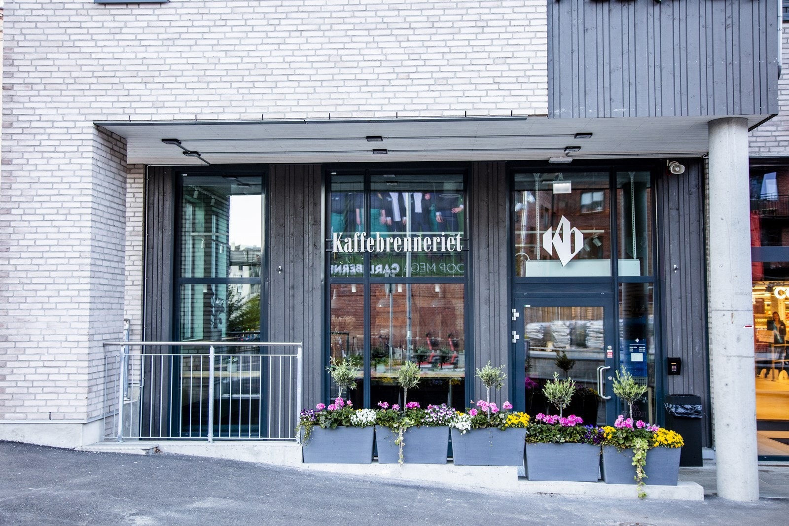 Carl Berner Torg. Et nærmiljøsenter med dagligvarebutikk, apotek, florist og kaféer, midt ved et av Oslos store kollektivknutepunkt. Galleribilde