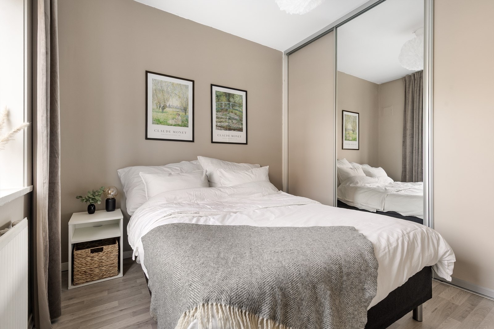 Romslig skyvedørsgarderobe med god plass for oppbevaring. Galleribilde