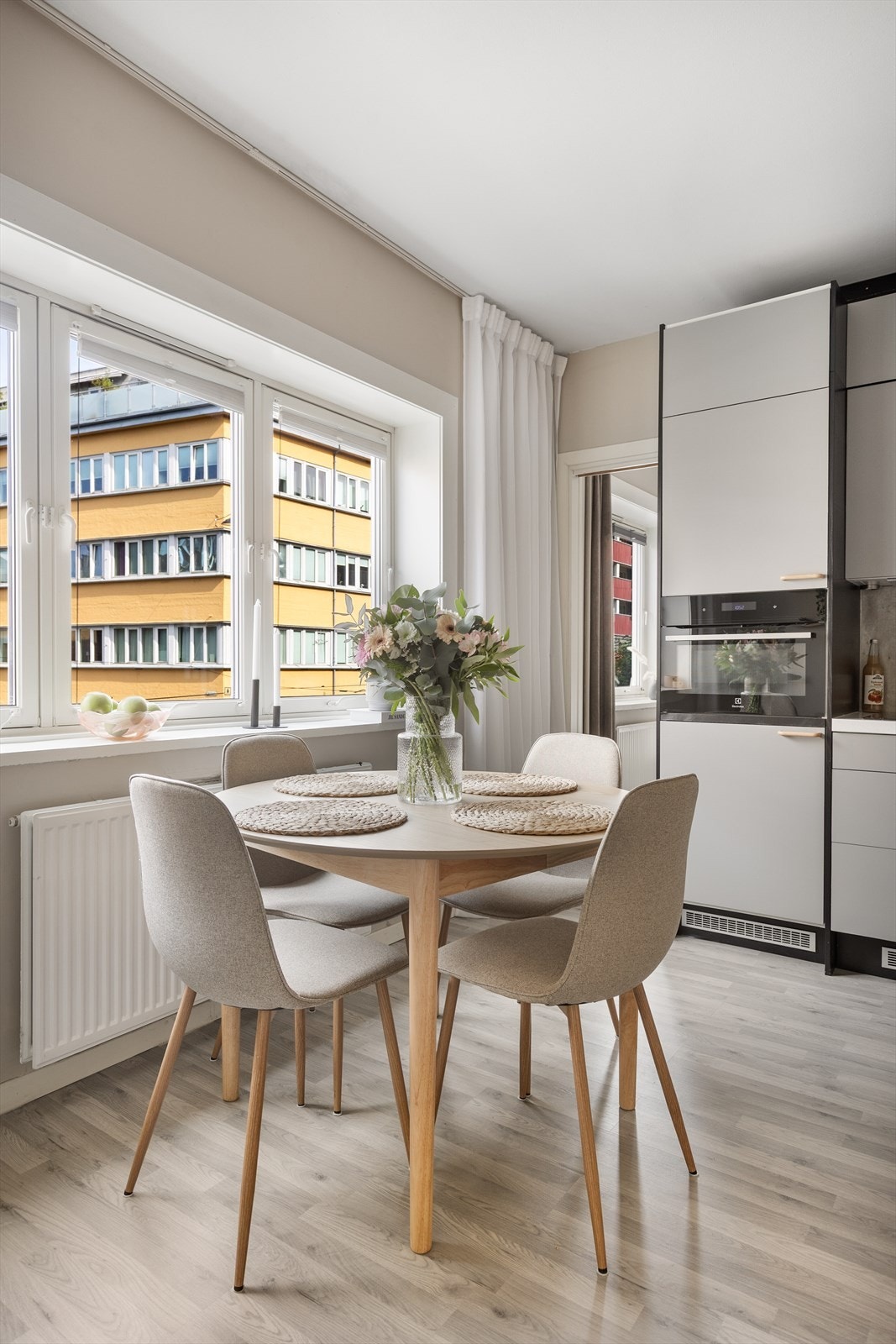 God plass til spisebord ved vinduet. Galleribilde