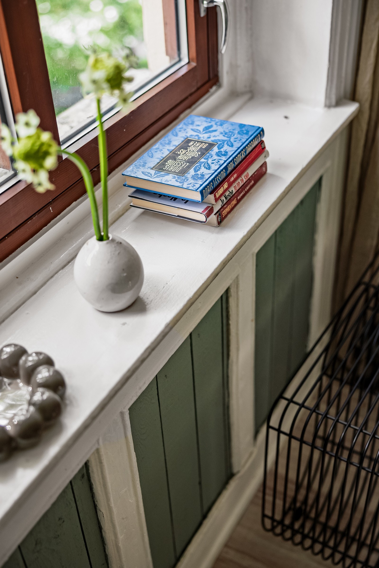 Leiligheten har store klassiske vindusflater med fine brede vinduskarmer - perfekte for planter og dekor. Galleribilde