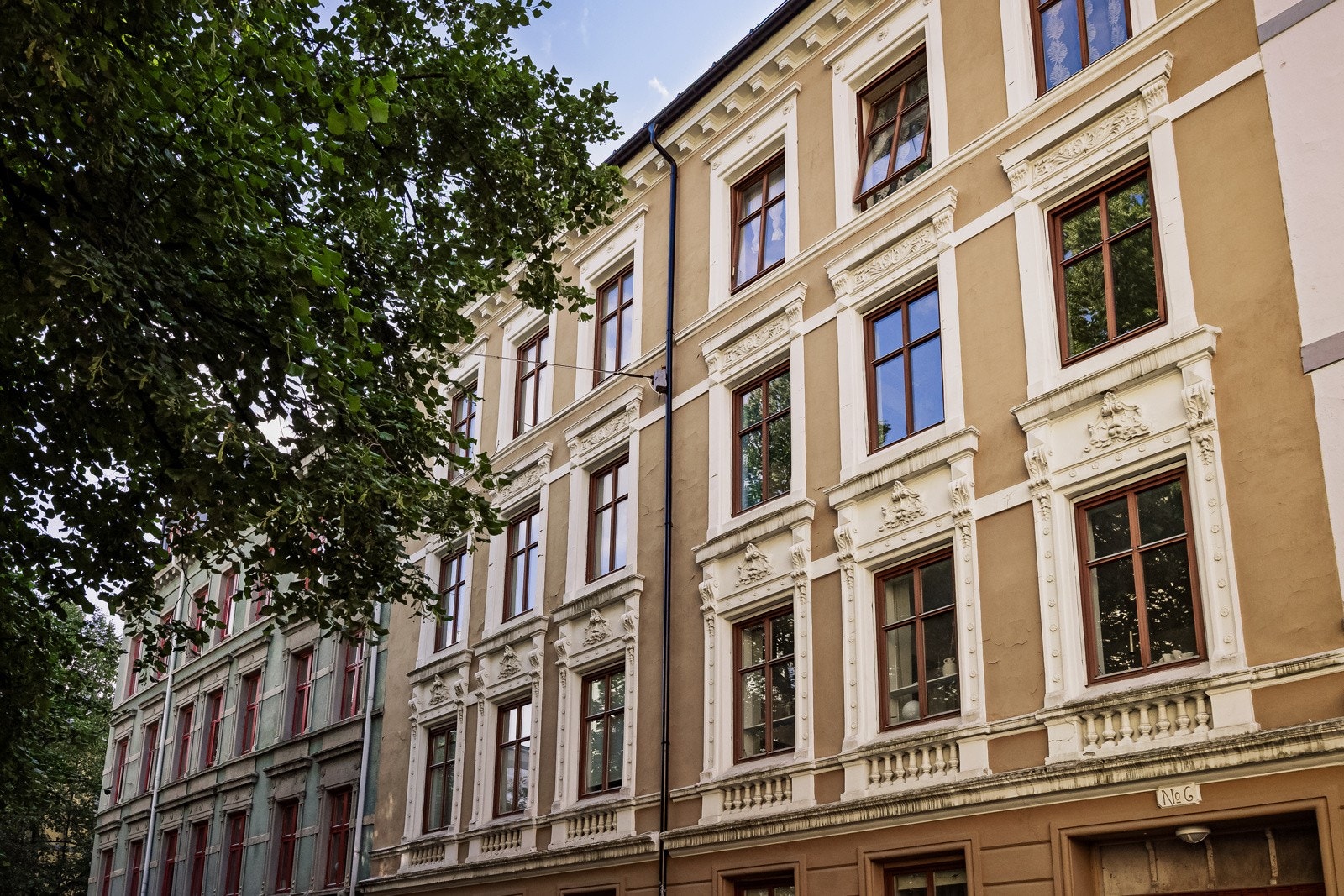 Meget sentral beliggenhet på Grünerløkka med kort gange til alt du kan tenke deg av butikker, kaféer, spisesteder, barer mm. Rett rundt hjørnet finner du Sofienbergparken som er perfekt for grilling og avslapping på late sommerdager! Galleribilde