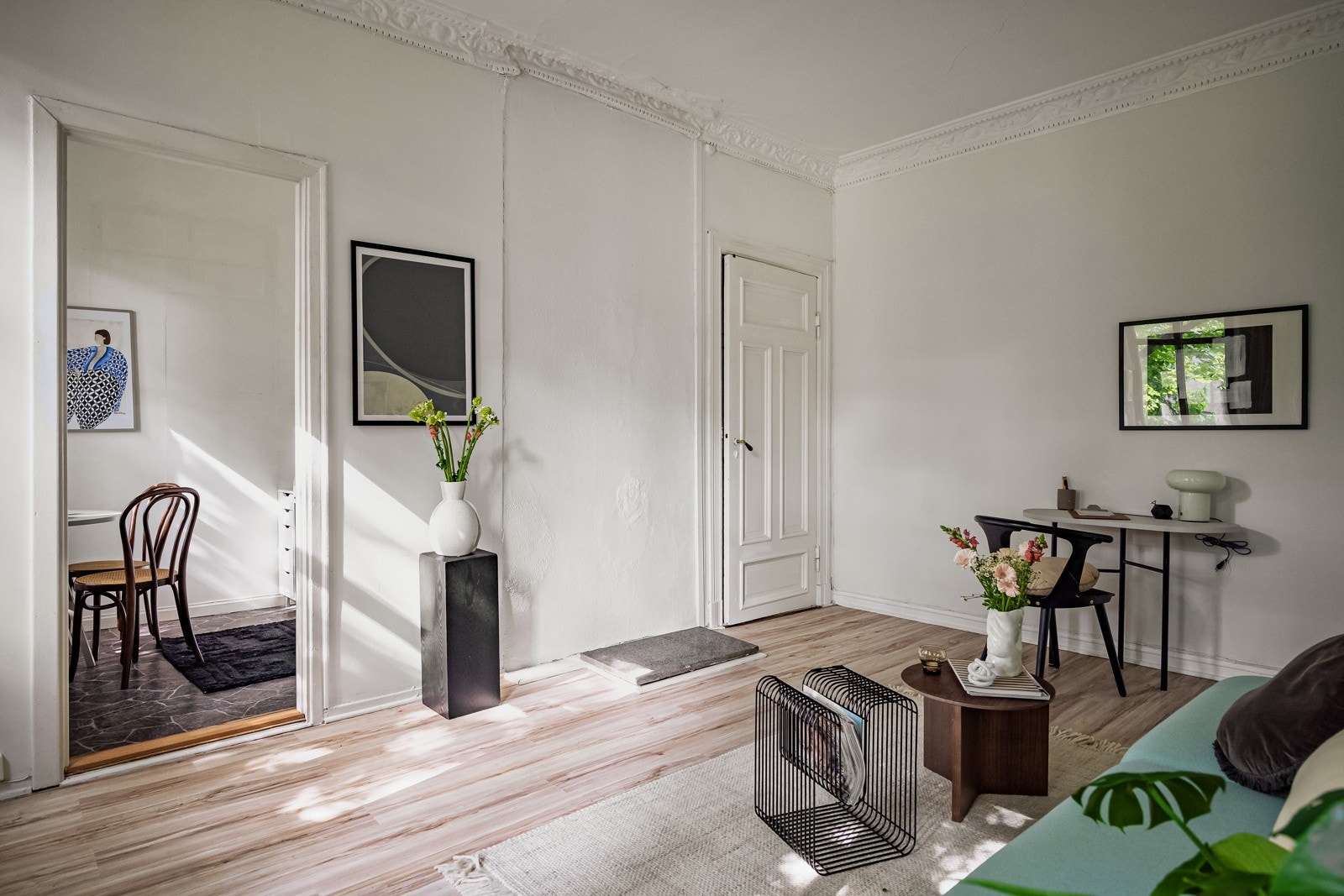 Rommet er av generøs størrelse og har attraktive kvaliteter som nydelig lysinnslipp, lite innsyn, ekstra god takhøyde, i tillegg til vakre klassiske detaljer som original stukkatur og rosett. Galleribilde