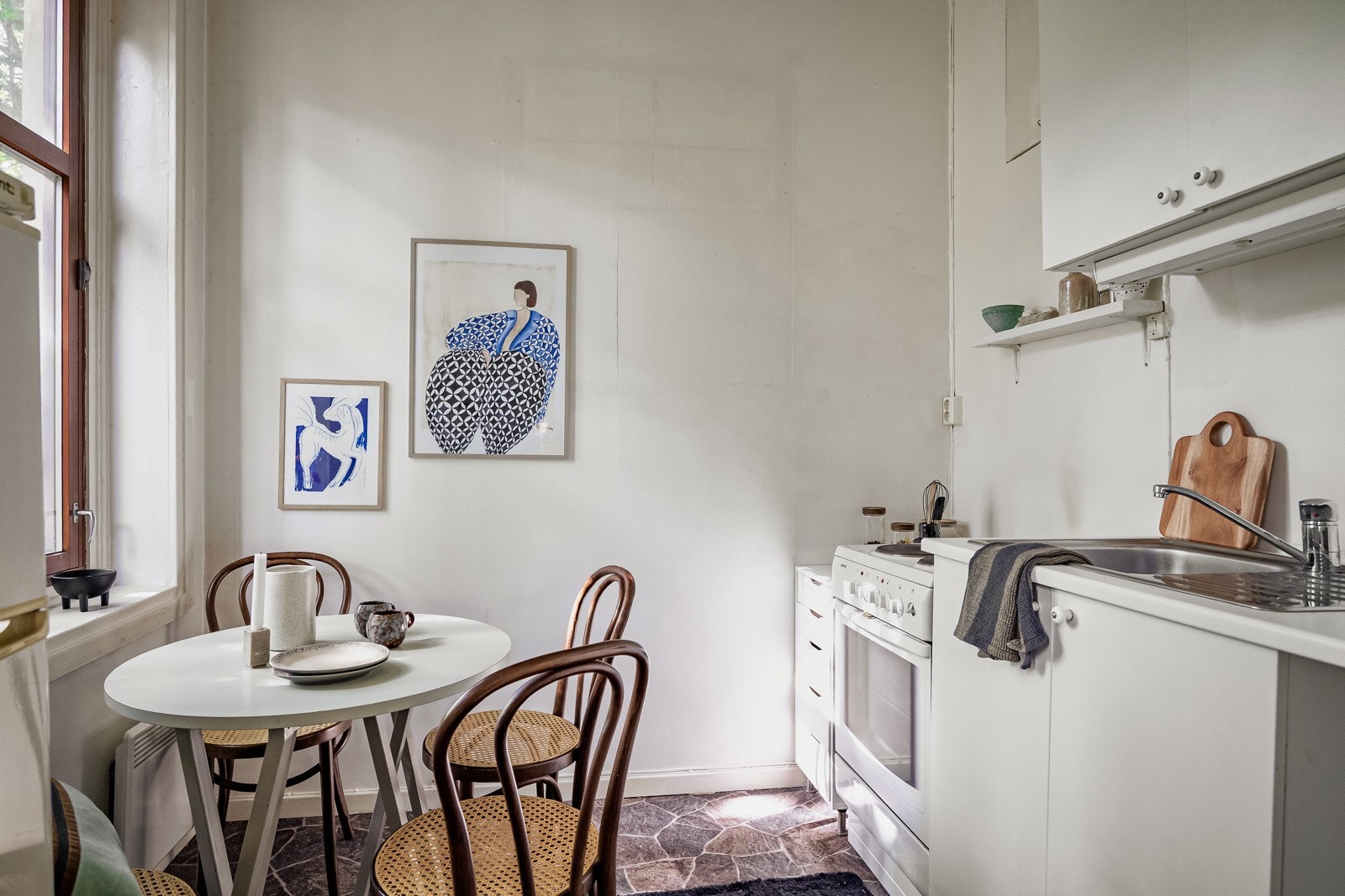 Kjøkkenet ligger i et eget rom i naturlig tilknytning til stuen. Galleribilde
