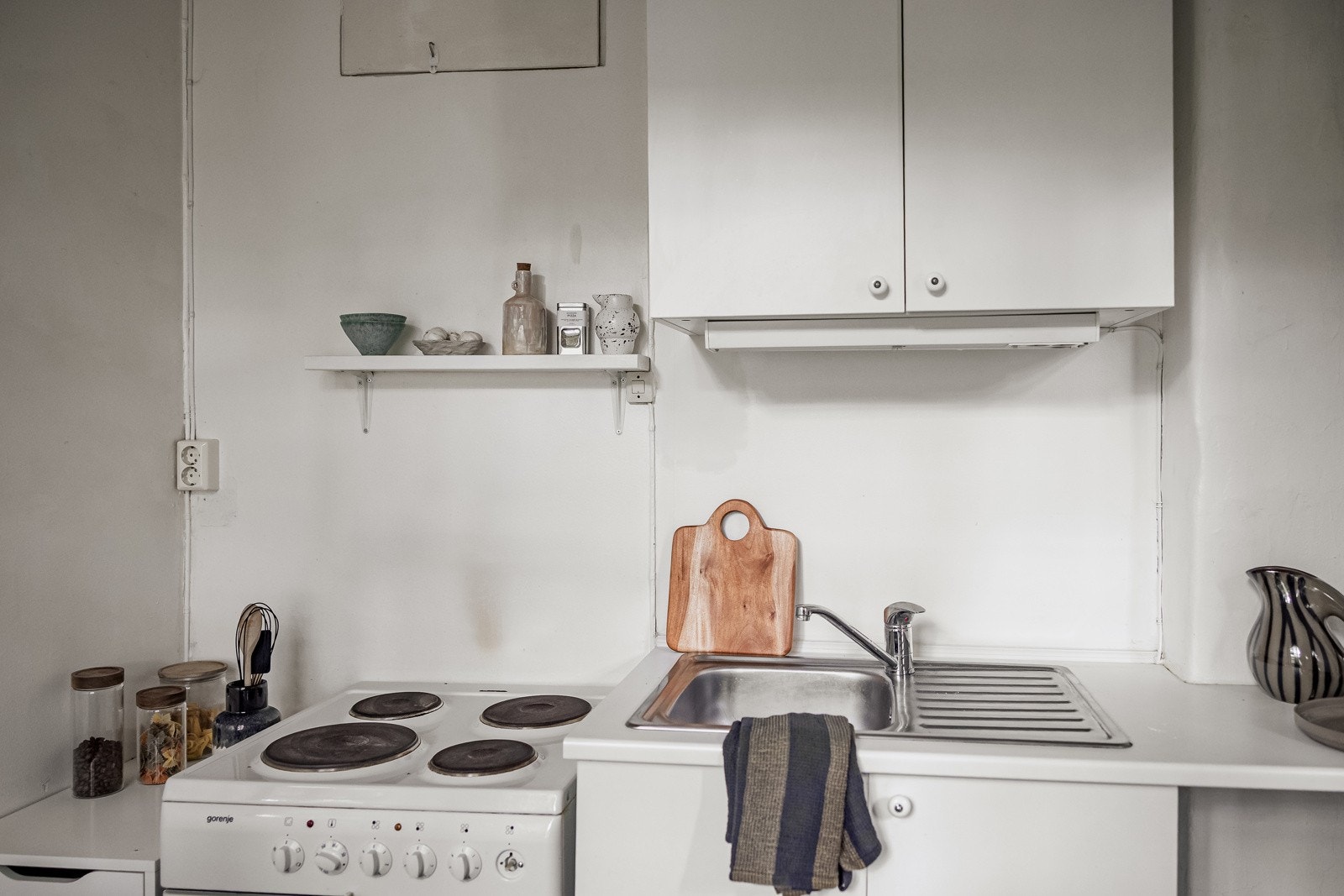 Eldre og enkel kjøkkeninnredning kjøkkeninnredning som må skiftes ut. Kjøkkenet har behov for full renovering. Galleribilde