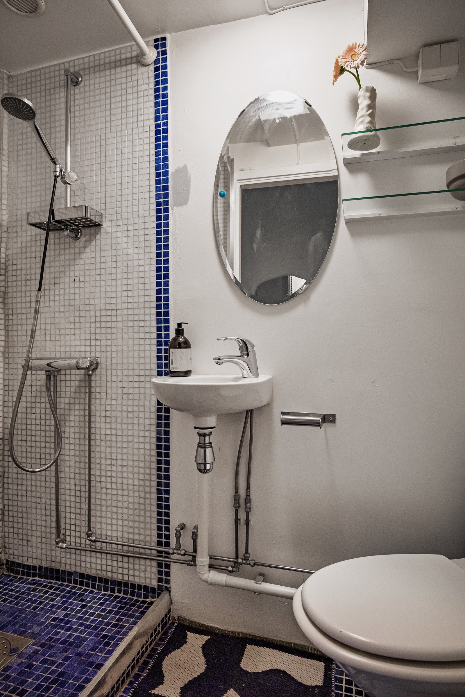 Baderommet har flislagt gulv og overflater med fliser og malte flater. Våtrommet må totalrenoveres. Ukjent funksjon på badet, så renovering anbefales før badet tas i bruk. Galleribilde