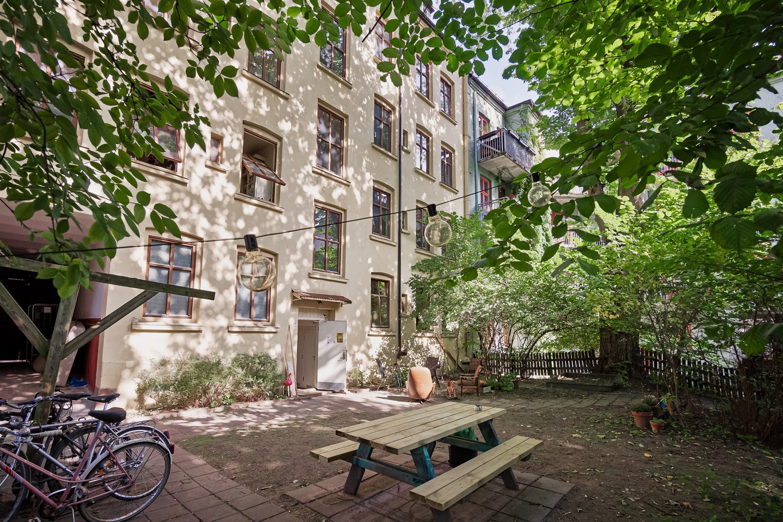Borettslaget har en koselig felles bakgård med trær og sittegruoppe. Galleribilde