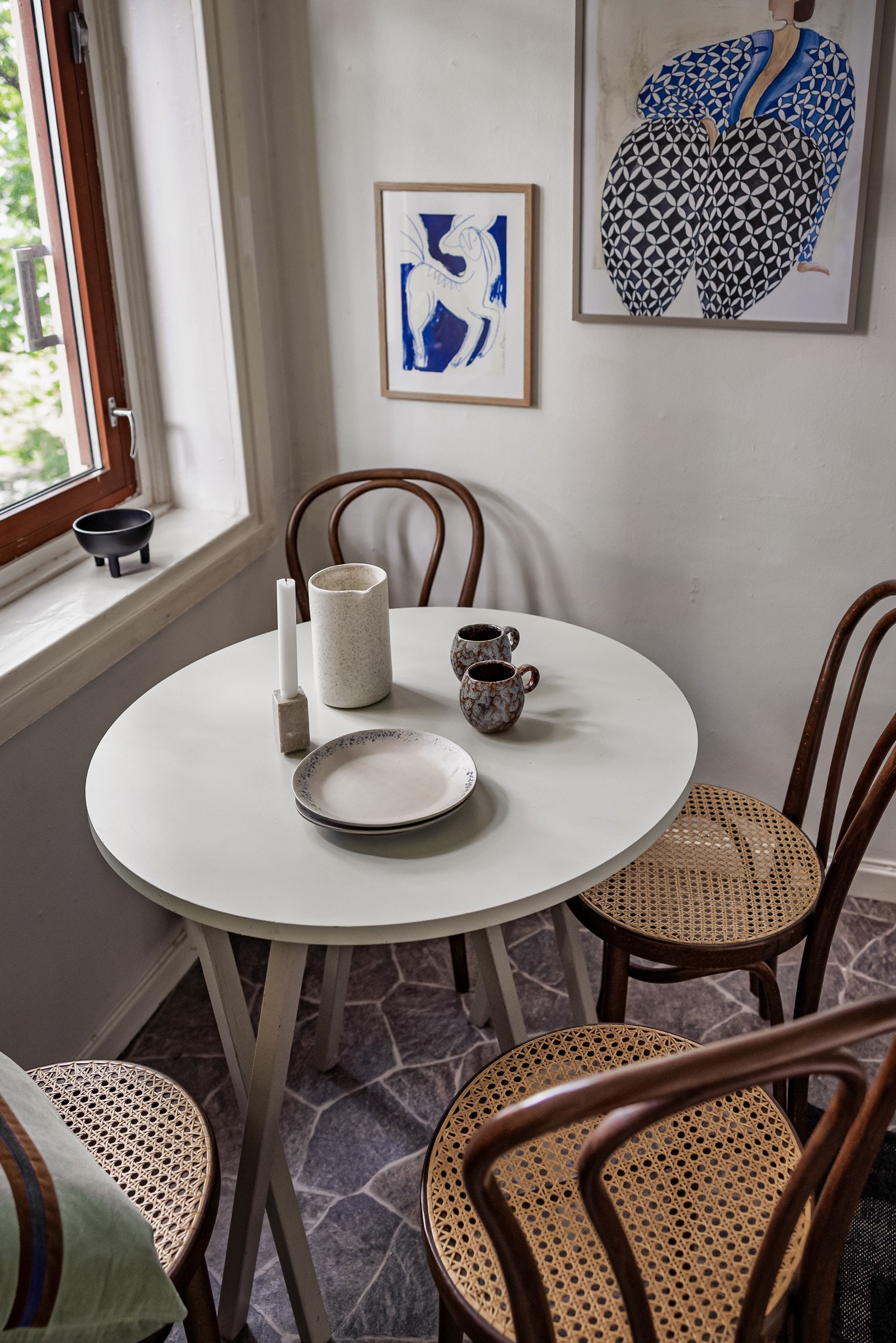 På kjøkkenet er det plass til et koselig frokostbord. Galleribilde