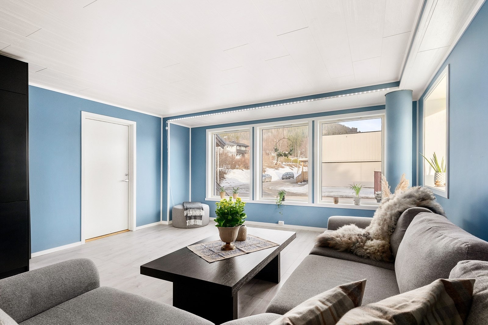 En koselig stue som rommer godt med plass for møbelment - og gjester på besøk. Galleribilde