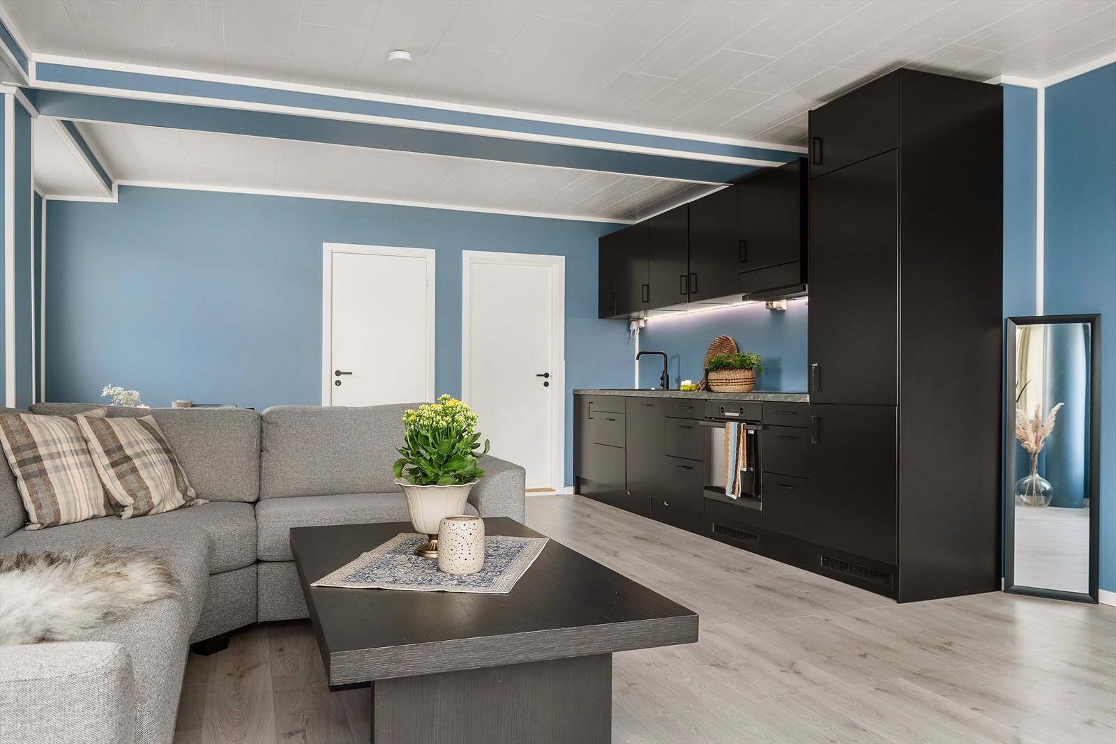 Åpen og hyggelig stue med videre tilgang til bad og soverom. Galleribilde