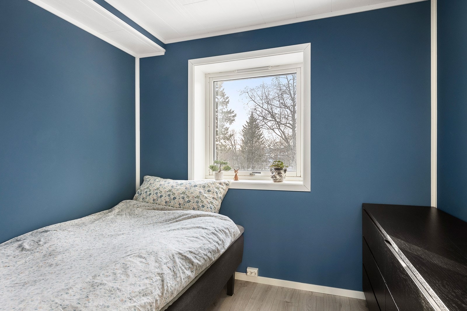 Soverommet med vindu som vender ut mot borettslagets felles hage. Galleribilde