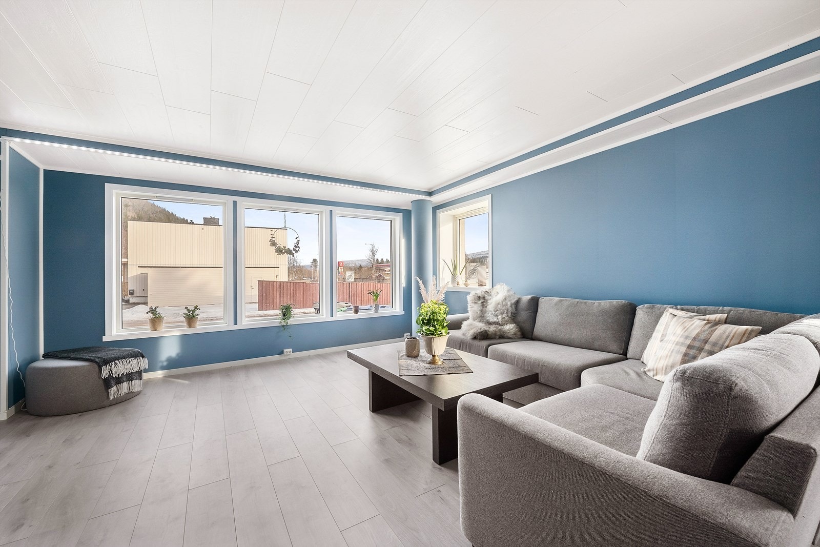 Borettslaget består av 7 enheter, og har felles utvendig parkering. Det er god plass for biloppstilling på tomten. Galleribilde