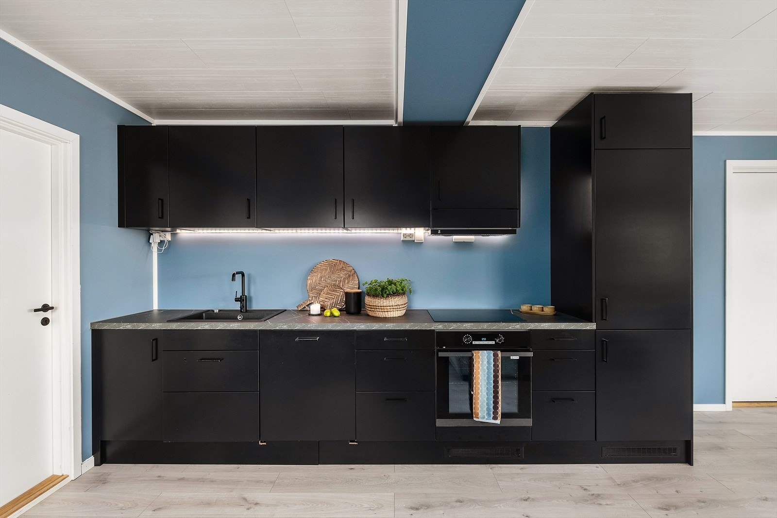 Kjøkkenet er levert fra Epoq og har innebygde hvitevarer som følger med i handelen. Her er oppvaskmaskin, komfyr og komb. kjøl/fryseskap. Galleribilde