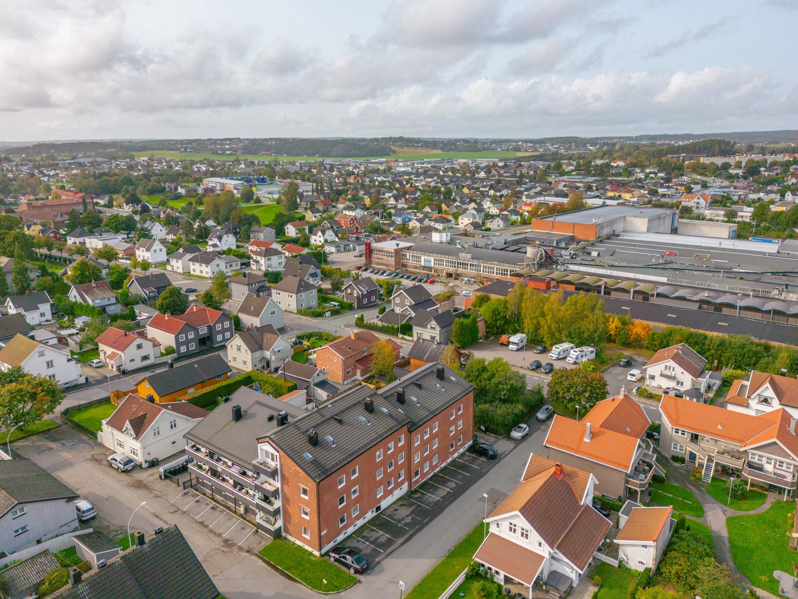 Det medfølger en parkeringsplass til leiligheten, og det finnes felles ladere til elbil i borettslaget. Galleribilde
