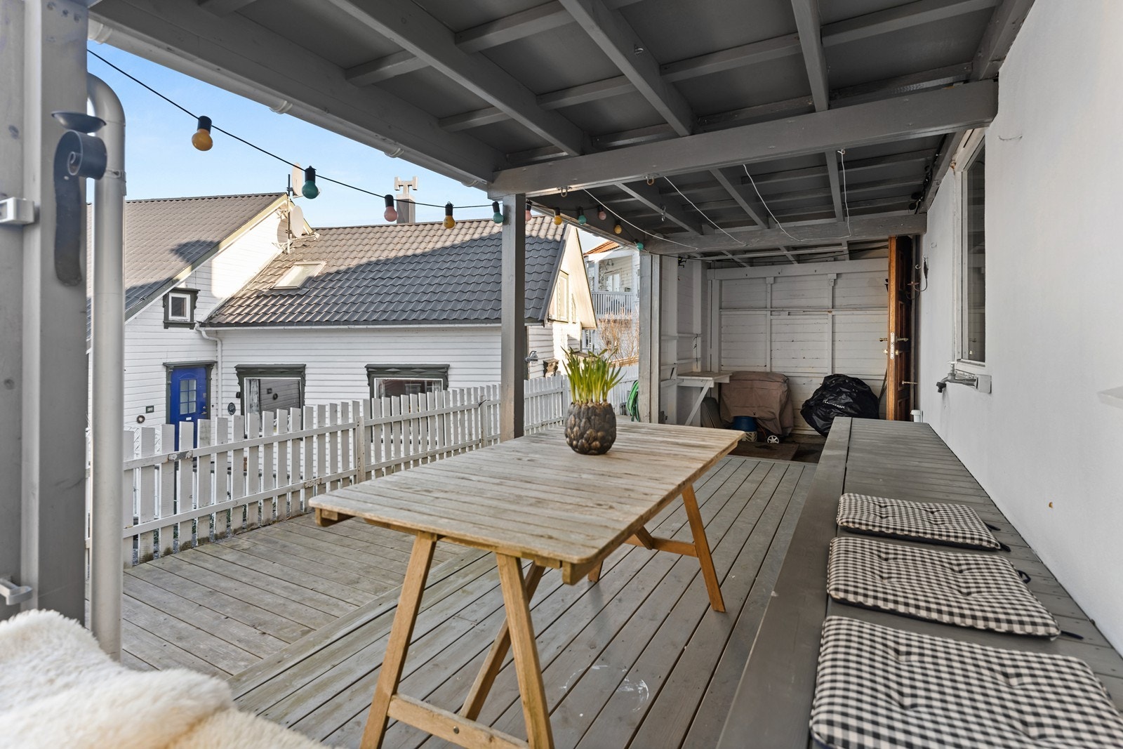 Her er fint å sitte på en regnfull sommerdag eller dersom man ønsker en pause fra sola. Galleribilde