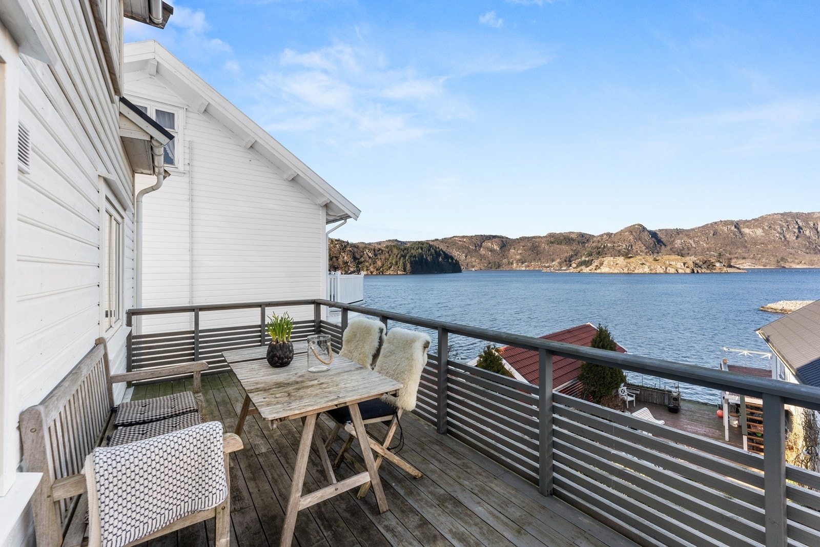 Boligen har to terrasser i front - en i hovedetasjen og en i underetasjen. Galleribilde