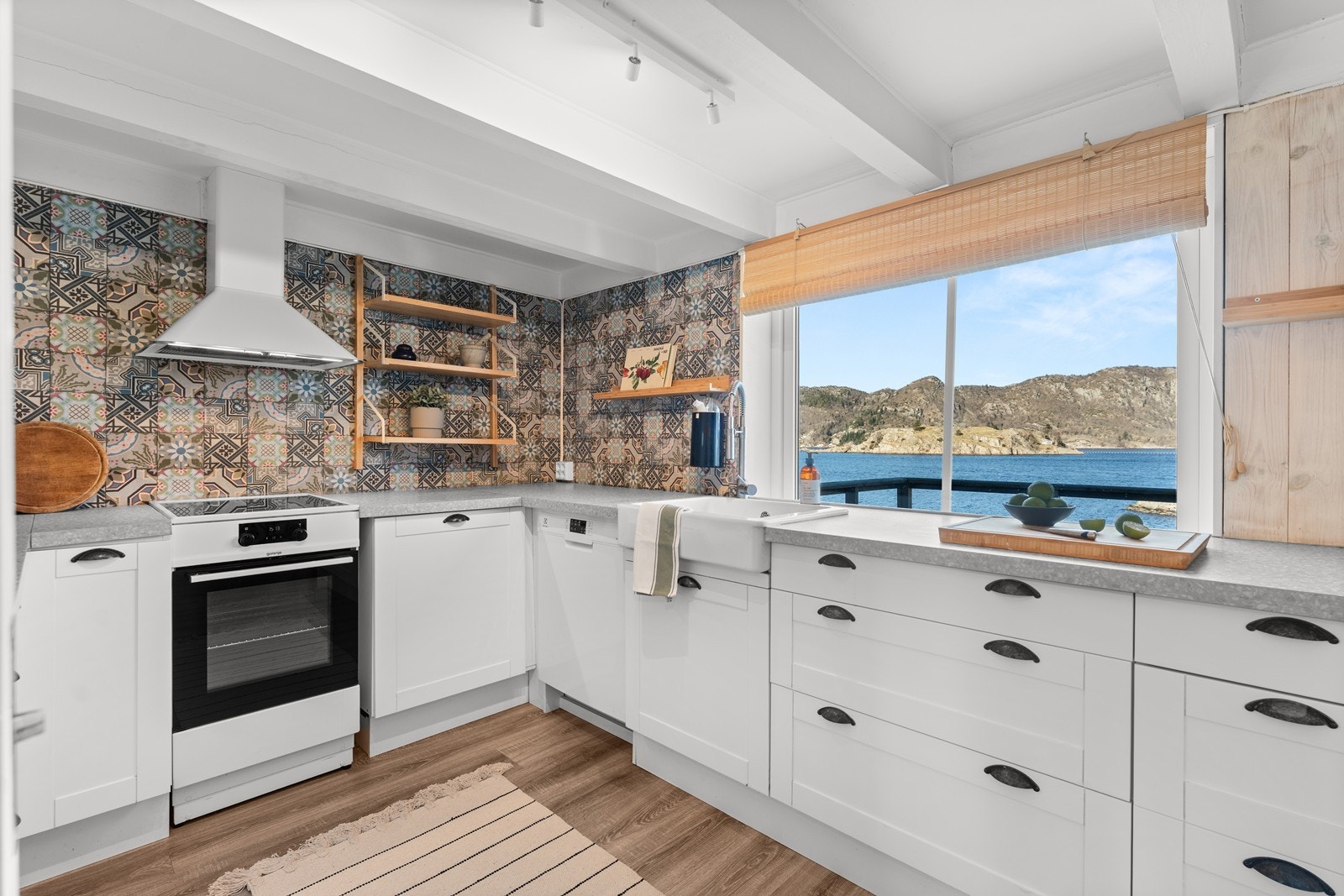 Kjøkkenet ble oppgradert i 2020. Frittstående hvitevarer medfølger i salget. Galleribilde