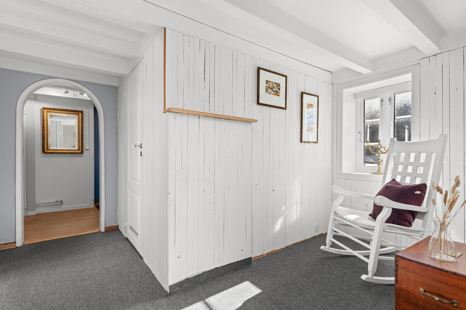 I gangen er det en koselig krok hvor man f. eks. kan finne roen og lese en god bok. Galleribilde