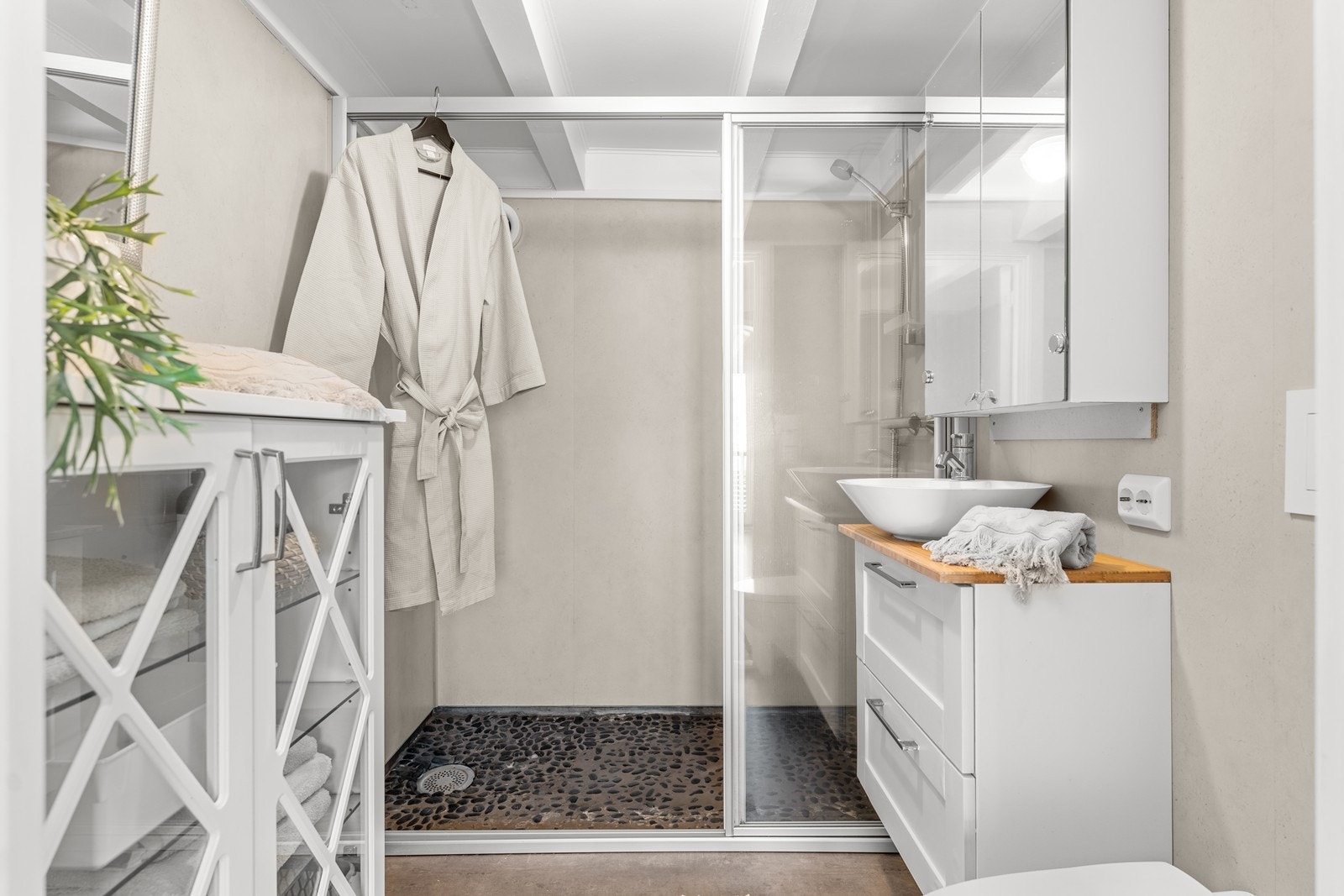 Bad har servant, wc og dusj på gulv. Her er også innredning med oppbevaringsplass. Galleribilde