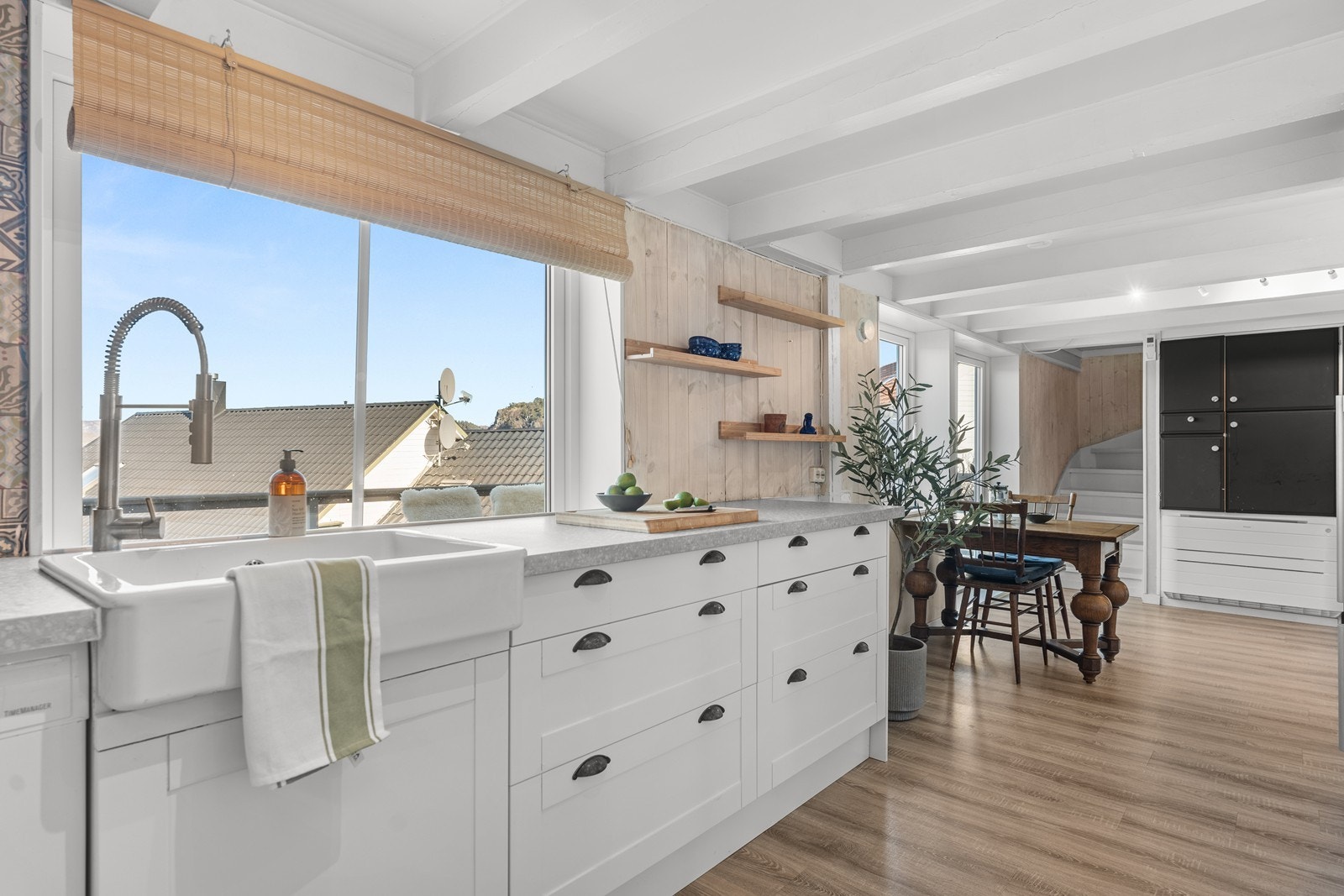 Her kan du nyte den fine sjøutsikten mens du kokkelerer på kjøkkenet. Galleribilde