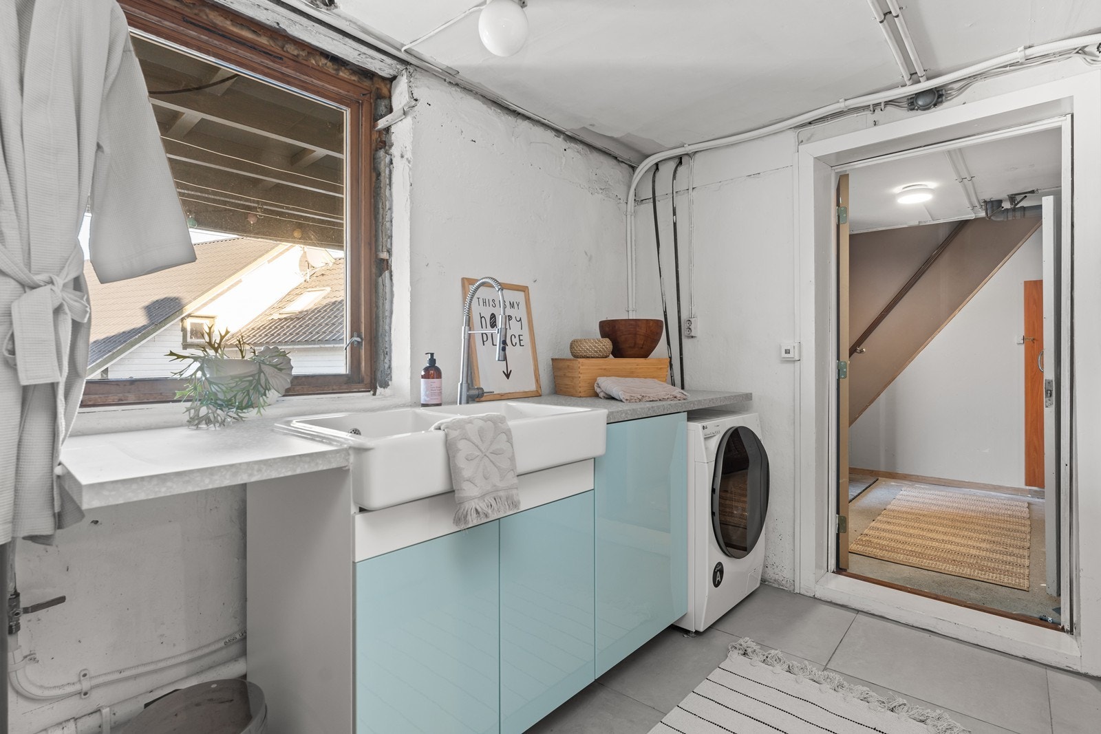 I underetasjen er et svært romslig vaskerom med innredning. Galleribilde