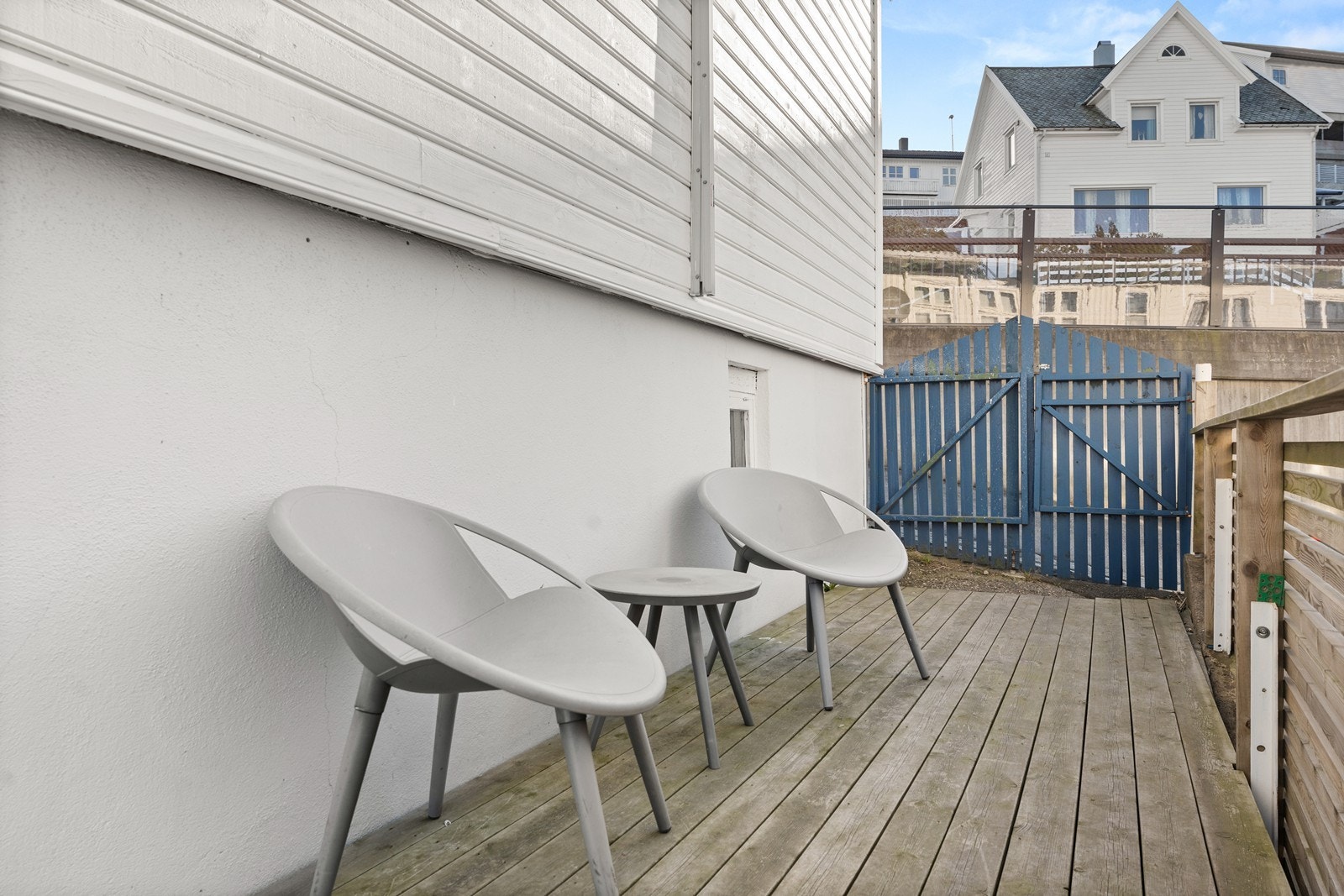 Adkomst til terrasse via port fra gateplan. Galleribilde