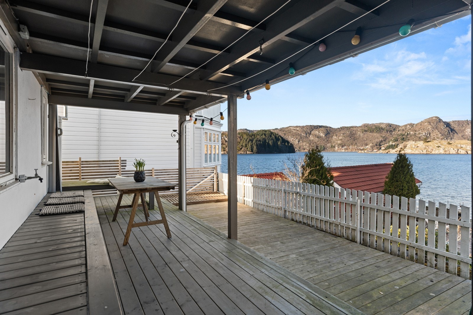 Uteplass med utgang fra underetasjen. Galleribilde