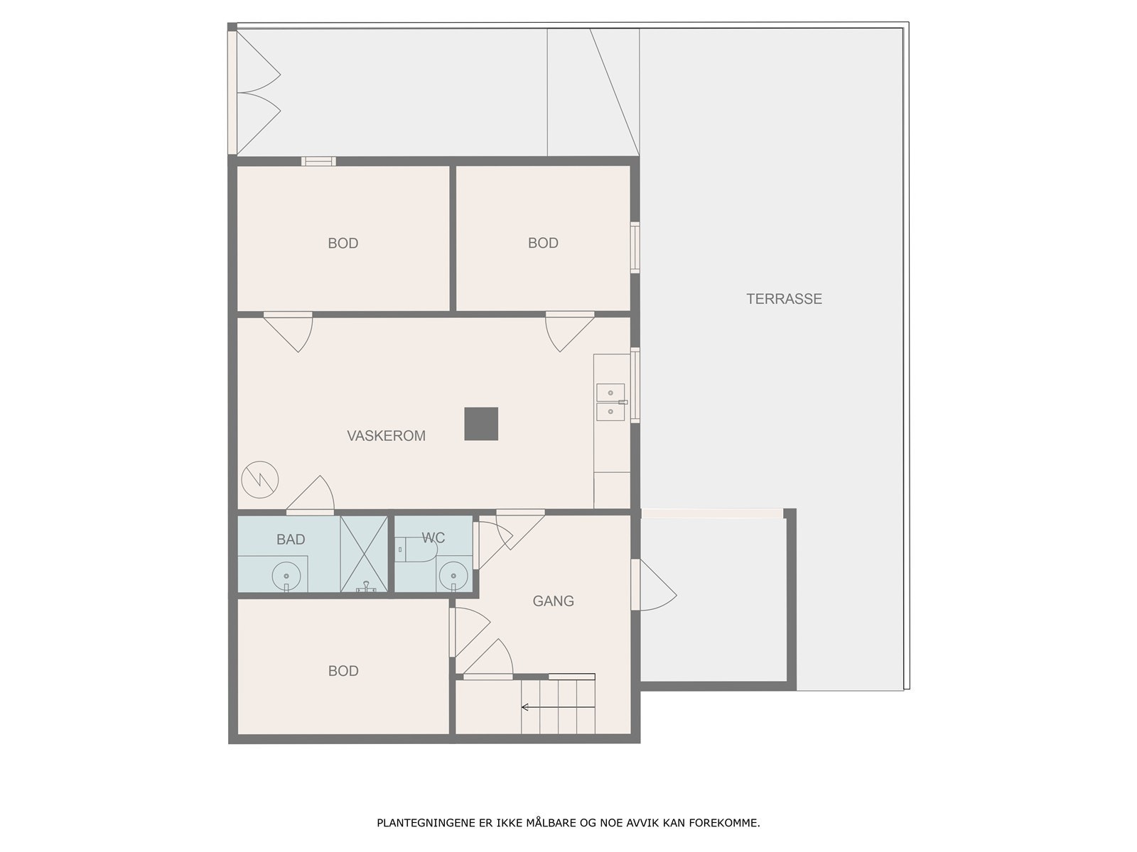 Underetasje har romslig vaskerom, flere boder, bad, toalettrom samt gang/trapperom. Galleribilde