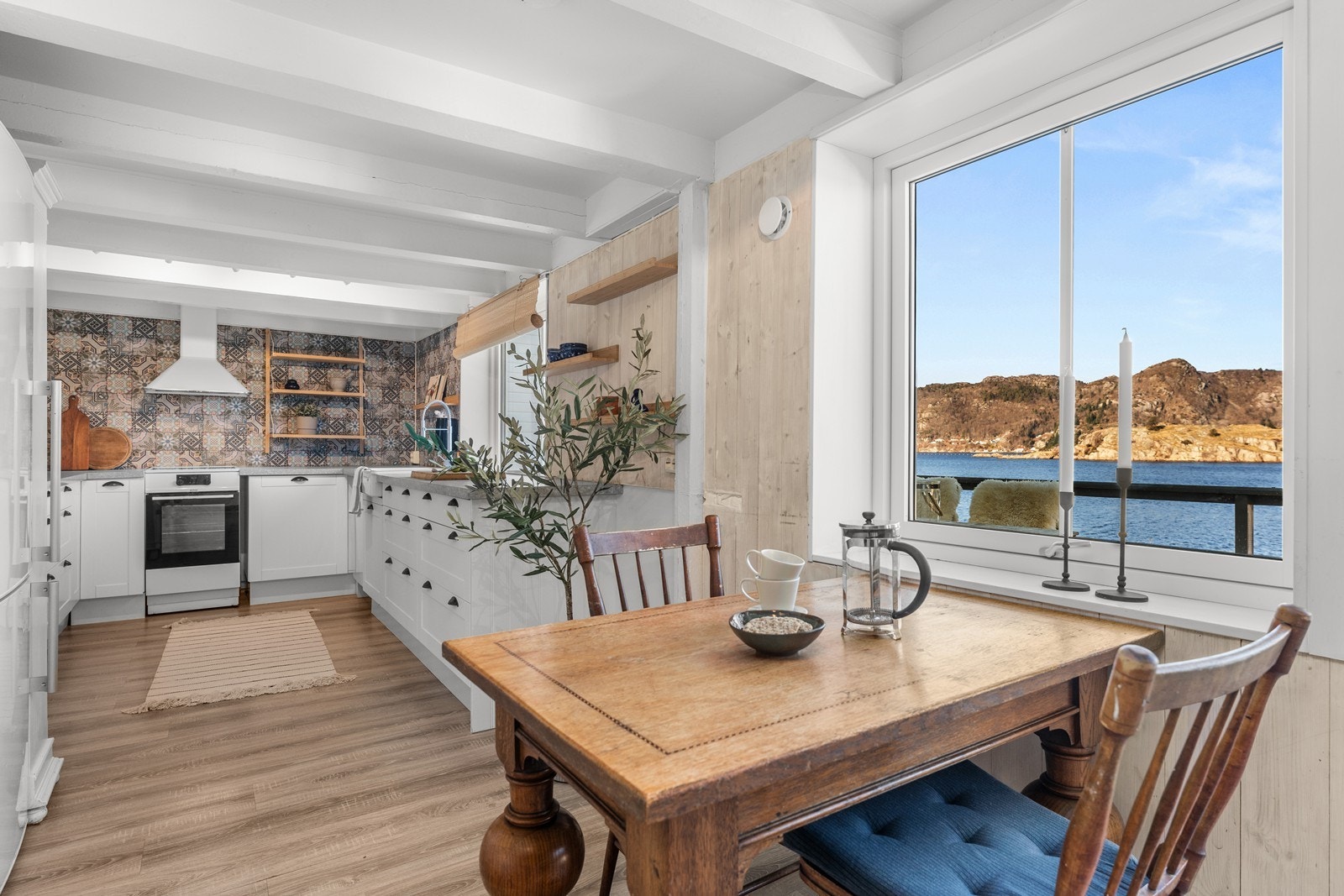 God plass på kjøkken til spisegruppe. Her er også utgang til terrasse i front. Galleribilde