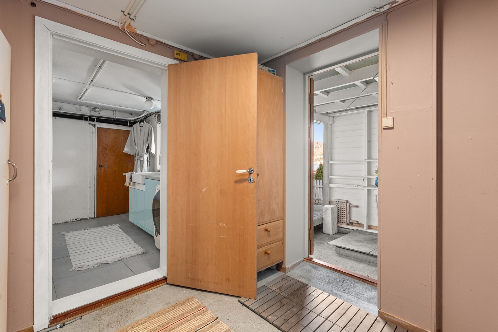 I gangen er praktisk adkomst til uteplass med blant annet delvis overbygget terrasse. Samt trappeoppgang til hovedetasje. Galleribilde