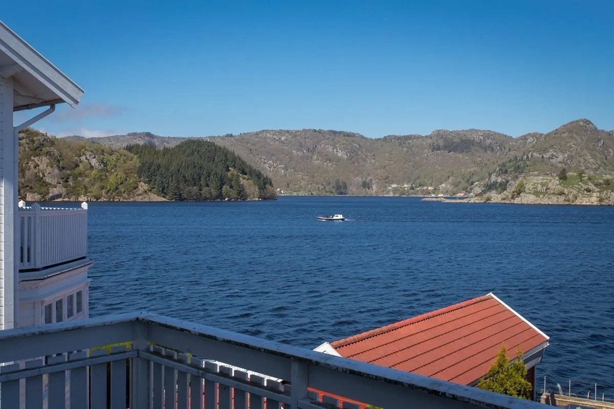 Sentrumsnær beliggenhet med nydelig utsikt ut mot fjorden. Galleribilde