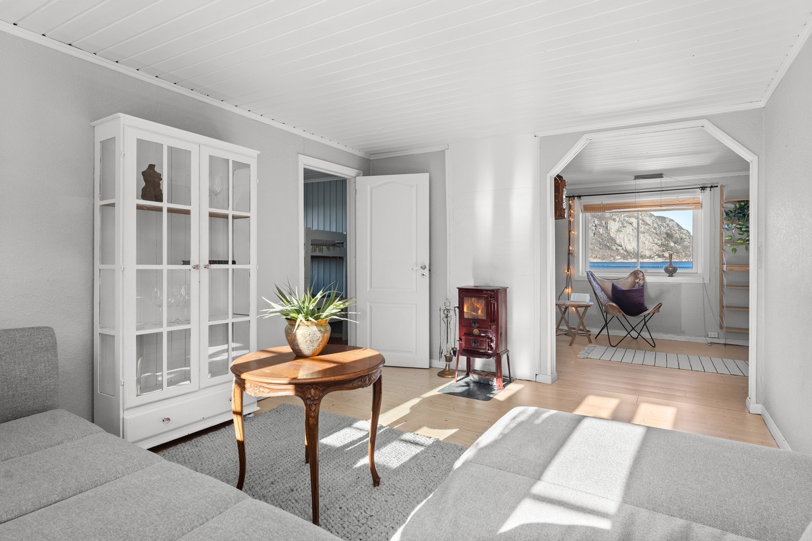 Her er god romfølelse og utsikt til fjorden! Galleribilde