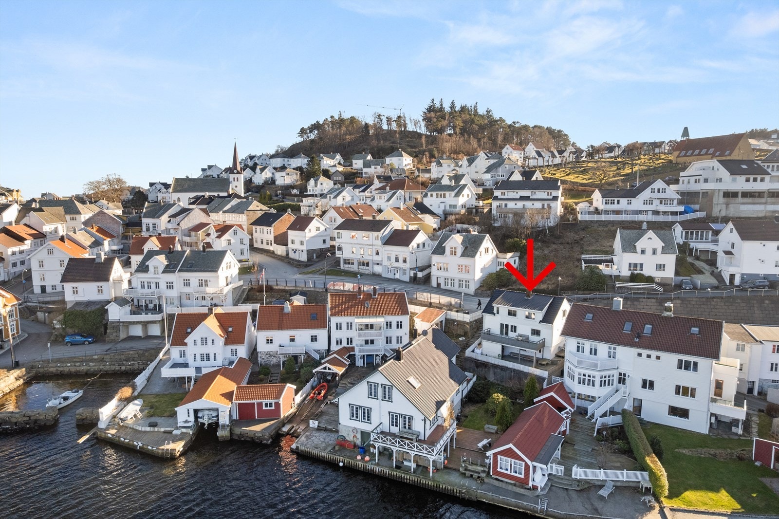 Sjarmerende enebolig fra rundt 1850. Boligen er modernisert i flere omganger og det har i senere tid blitt byttet bl.a. kledning vinduer og tak. Galleribilde