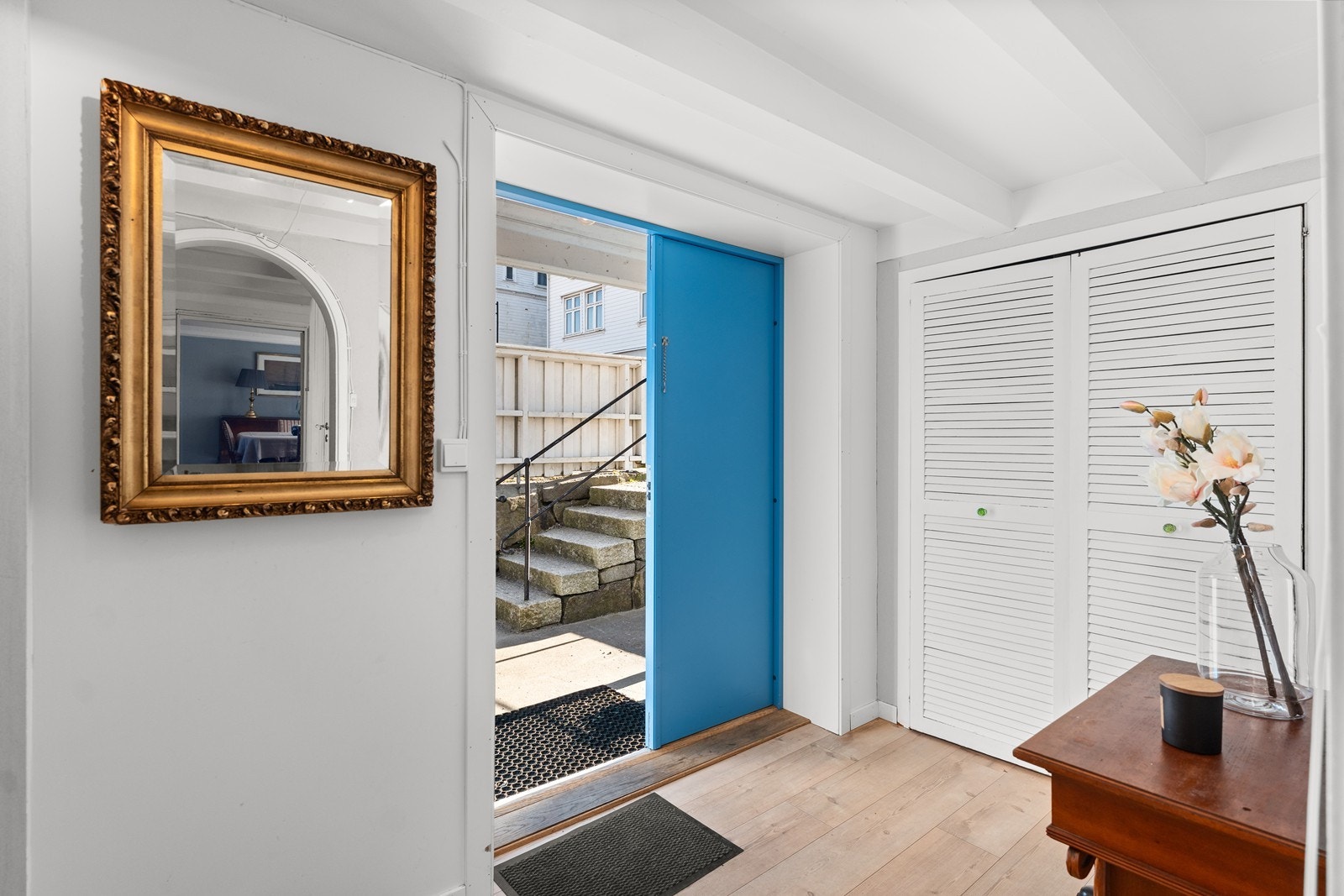 Inngangsparti med klesoppbevaring i hovedetasje. Galleribilde