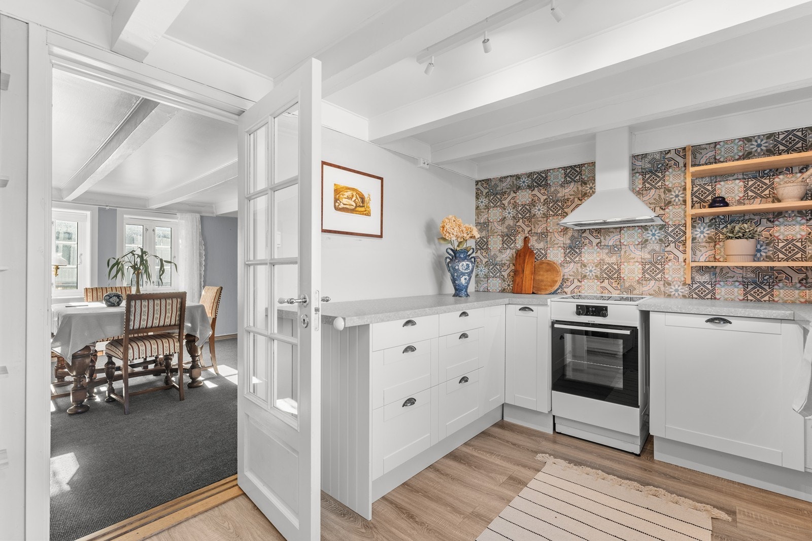 Fra kjøkkenet har du gjennomgang til hovedstuen. Galleribilde