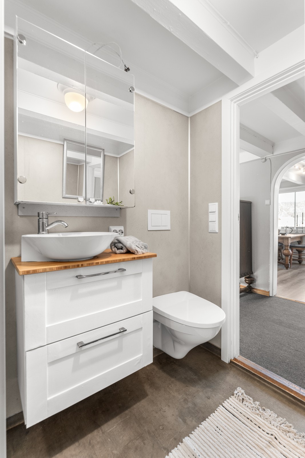 Nøytral og tidløs baderomsinnredning. Boligen har rør-i-rør system til kjøkken, bad og vaskerom. Galleribilde