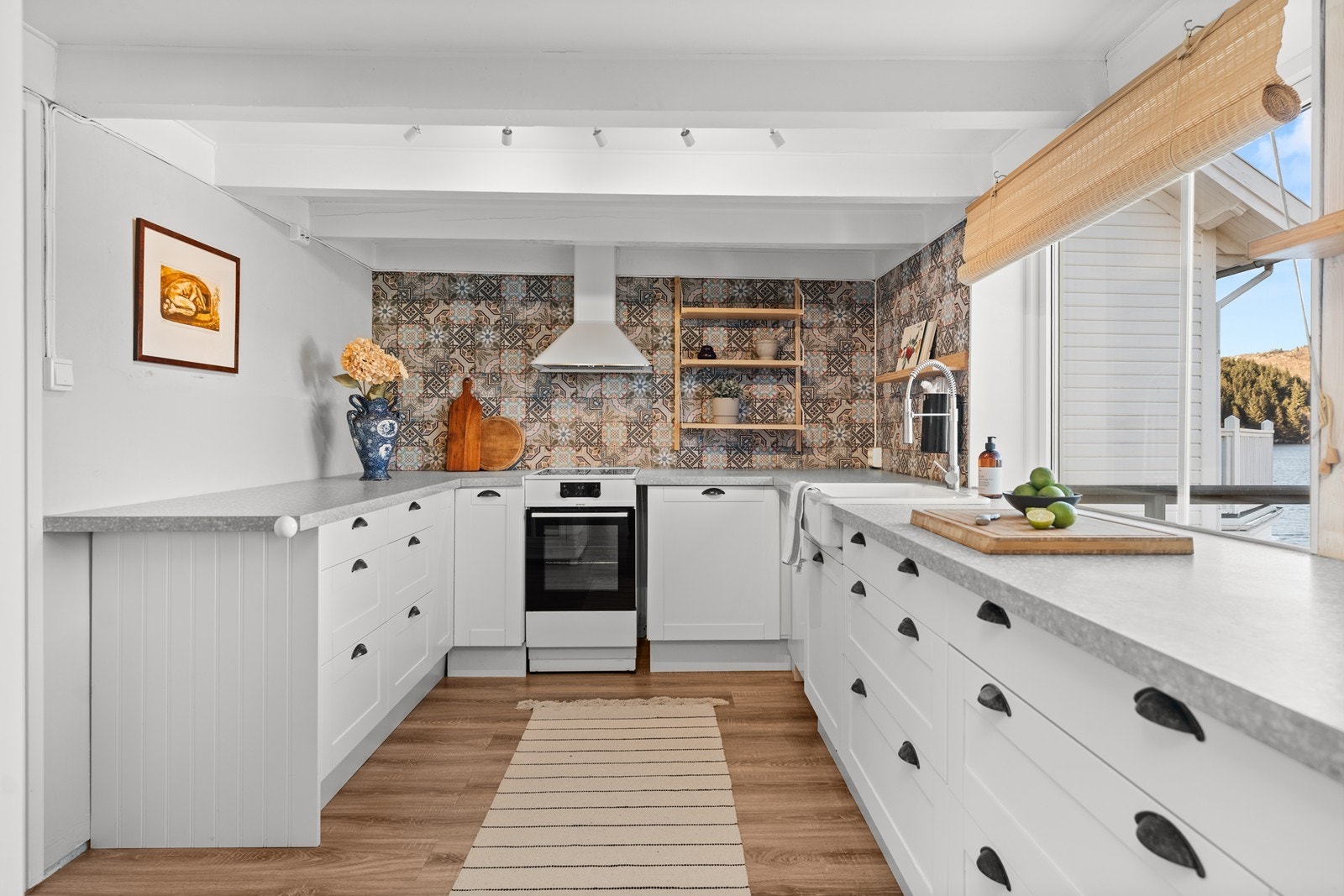 Kjøkkeninnredningen har god oppbevaring - og benkeplass. Her er lyst og trivelig. Galleribilde