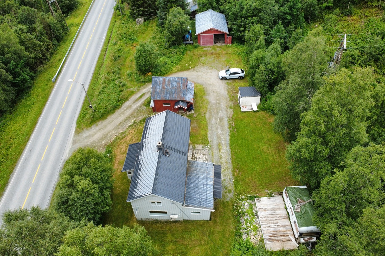 Eiendommen har 4 bygg: Enebolig, uthus med garasjemulighet, romslig dobbeltgarasje og sportsbod. Galleribilde