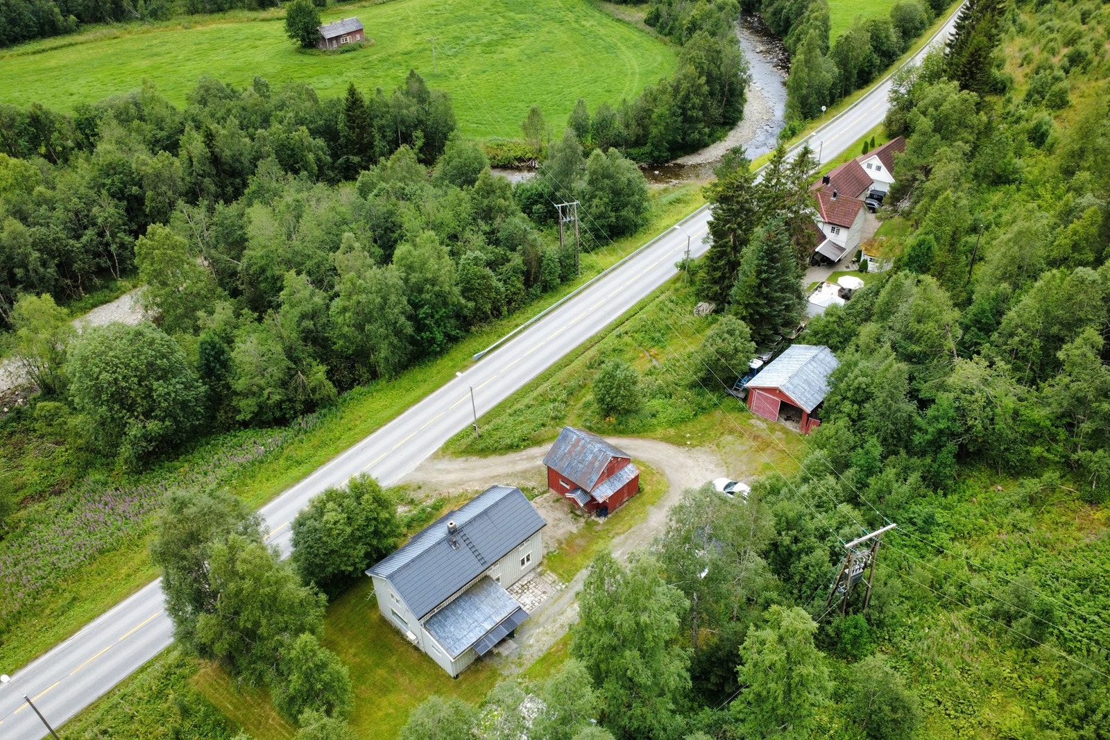 Flott natur med nærhet til elv. Galleribilde