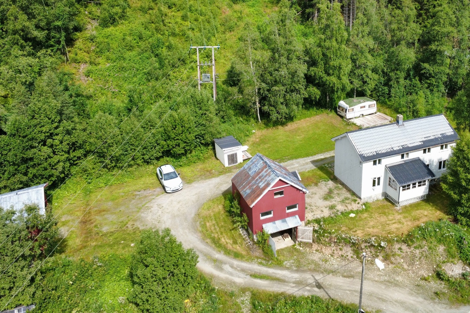 Godt med hageplass. Eiendommen strekker seg forbi lyktestolpen og opp langs naboeiendommen. Galleribilde