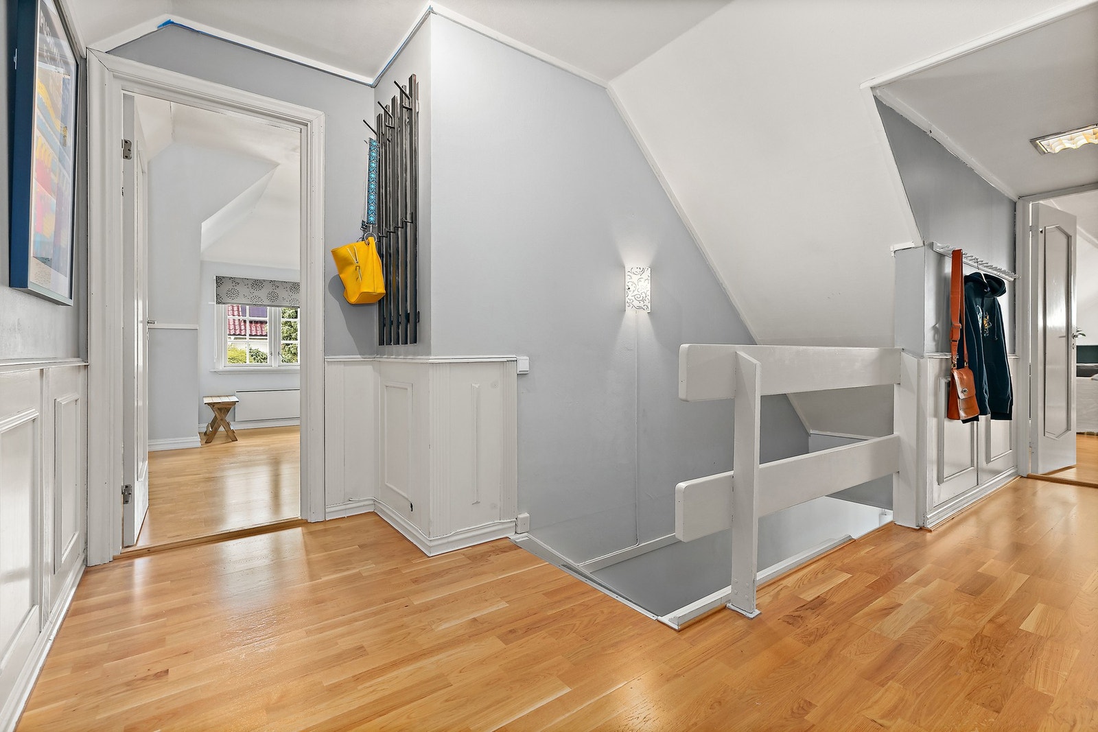 Gangen i 2. etasje, som leder til loftstue, bad/WC og tre soverom. Galleribilde