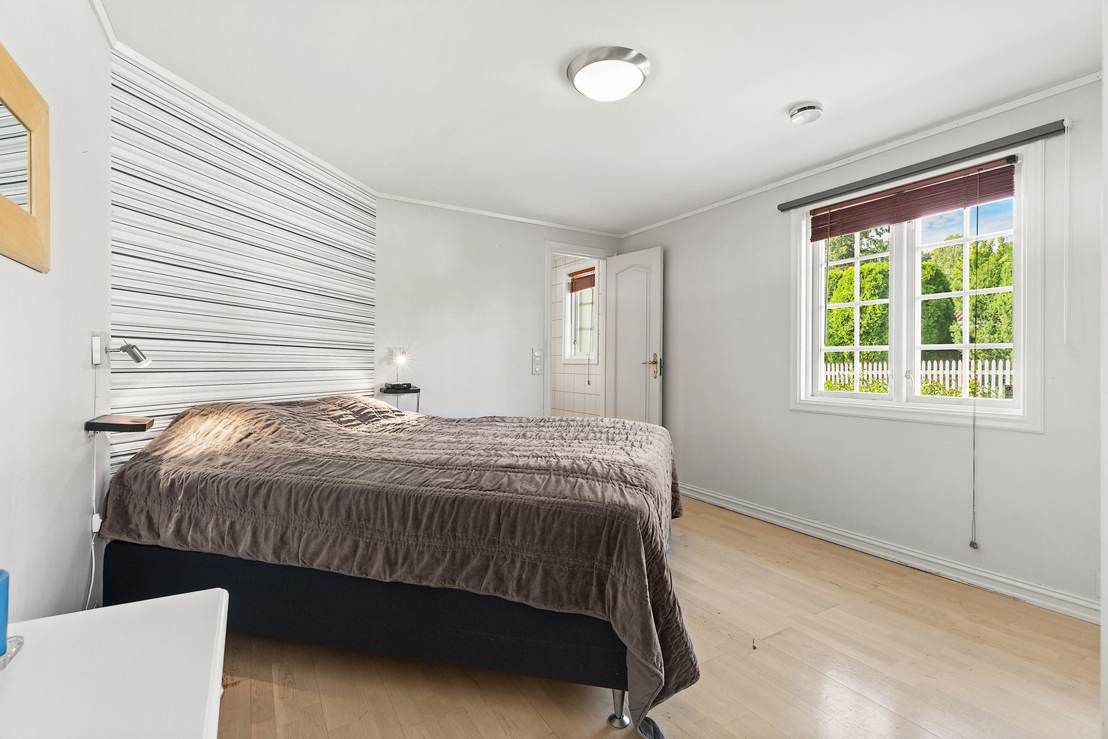 Hovedsoverommet i 1. etasje med en-suite bad/WC innenfor. Galleribilde