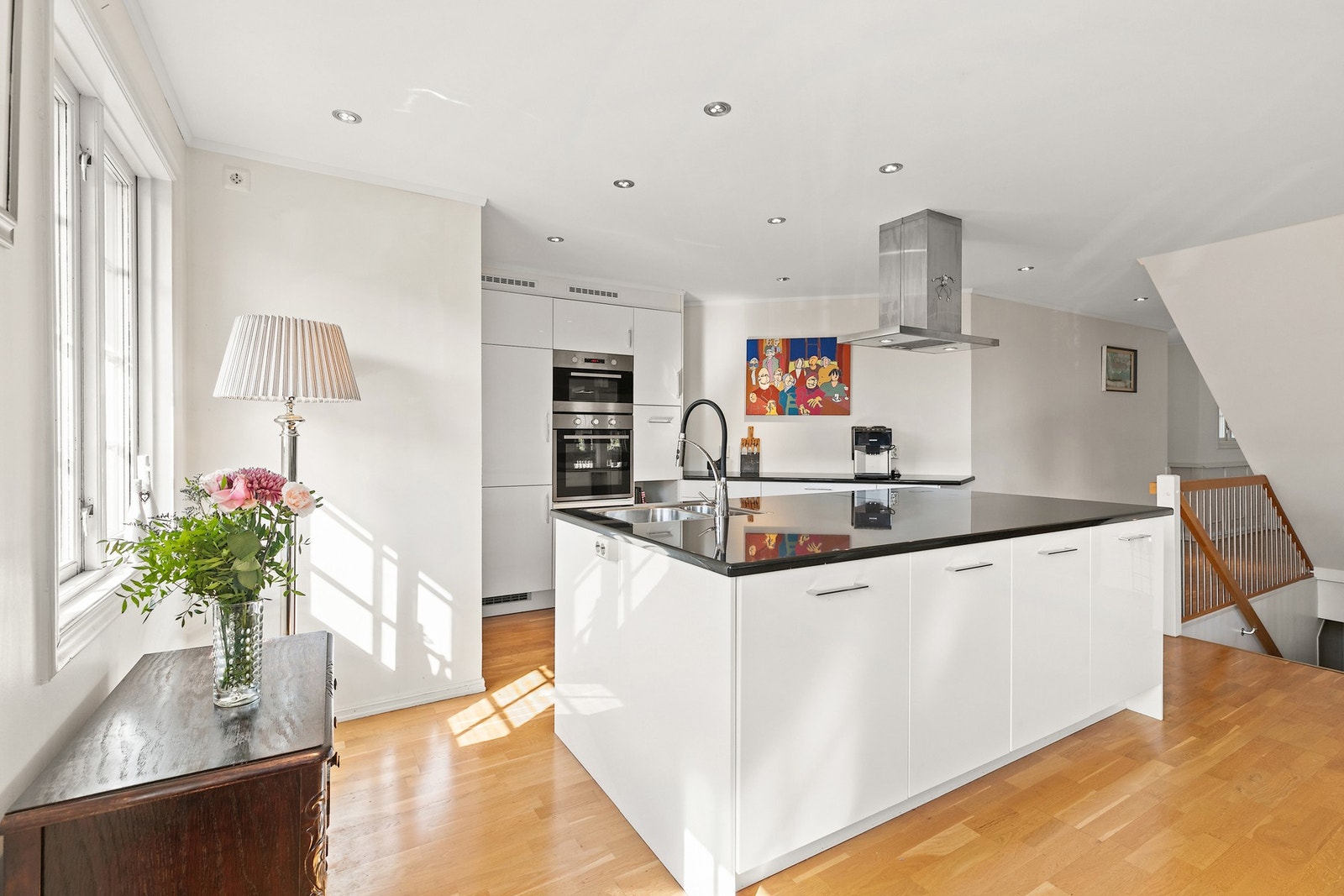 Kjøkkenet er fra 2011. Benkeplate i polert stein. Galleribilde