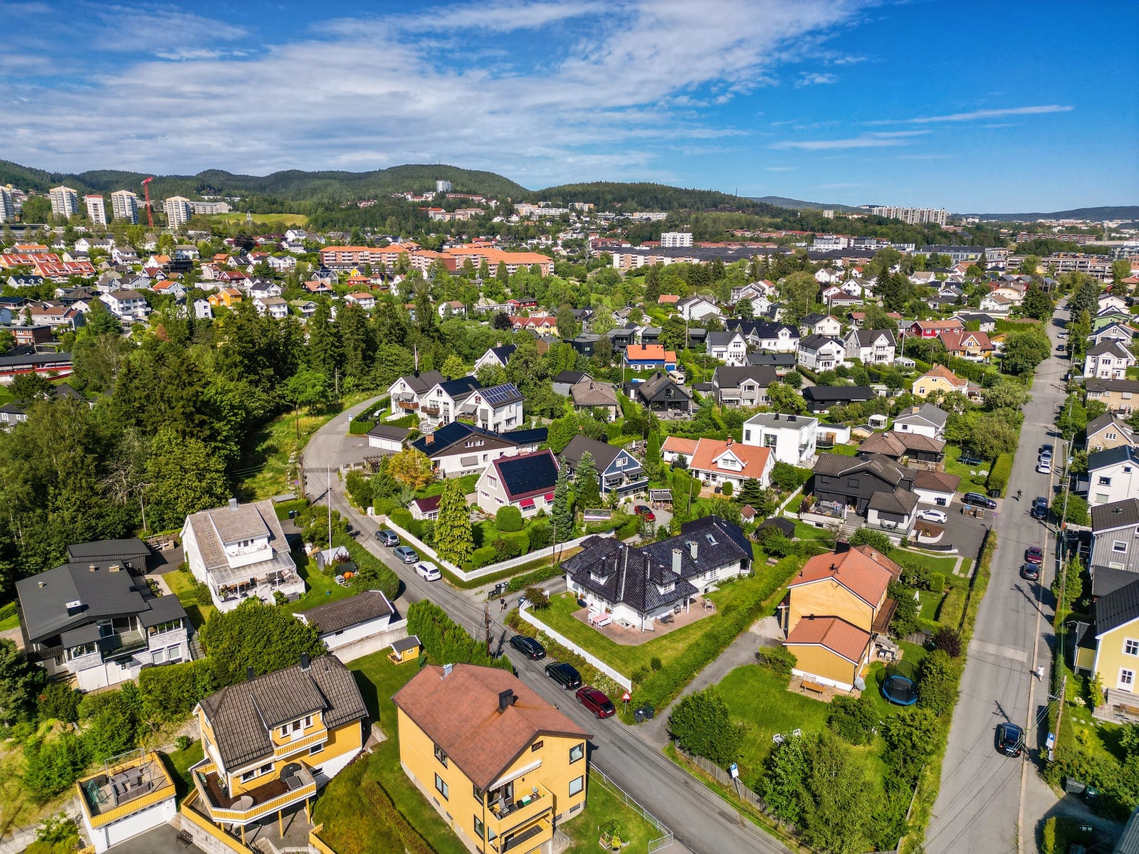 Suveren beliggenhet sentralt på Risløkka. Åpent, solrikt og grønt. Galleribilde
