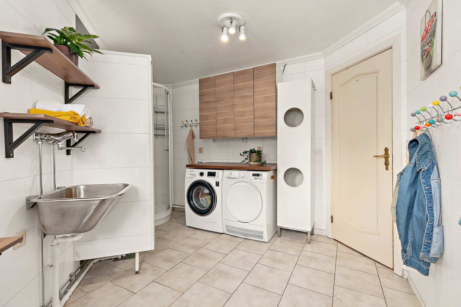 Nede i 1. etasje igjen: Vaskerom med inngang fra kjøkkenet, og også med utgang til gårdsplassen. Galleribilde