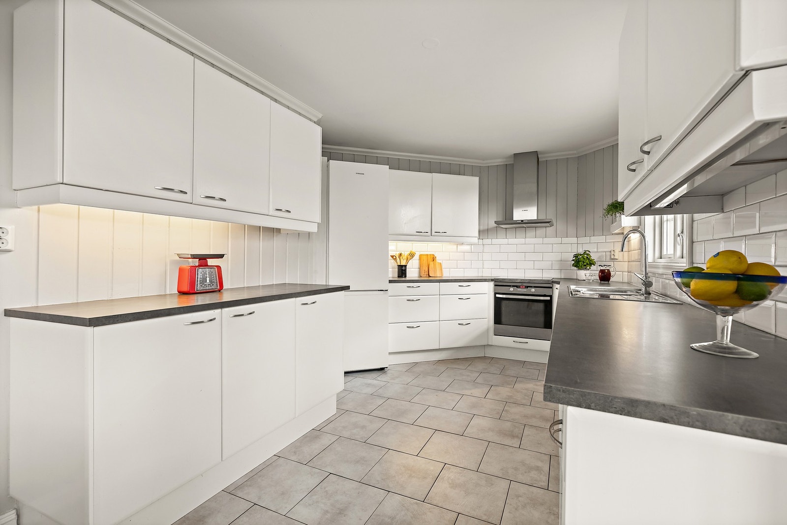 Godt med skap på kjøkkenet. Galleribilde