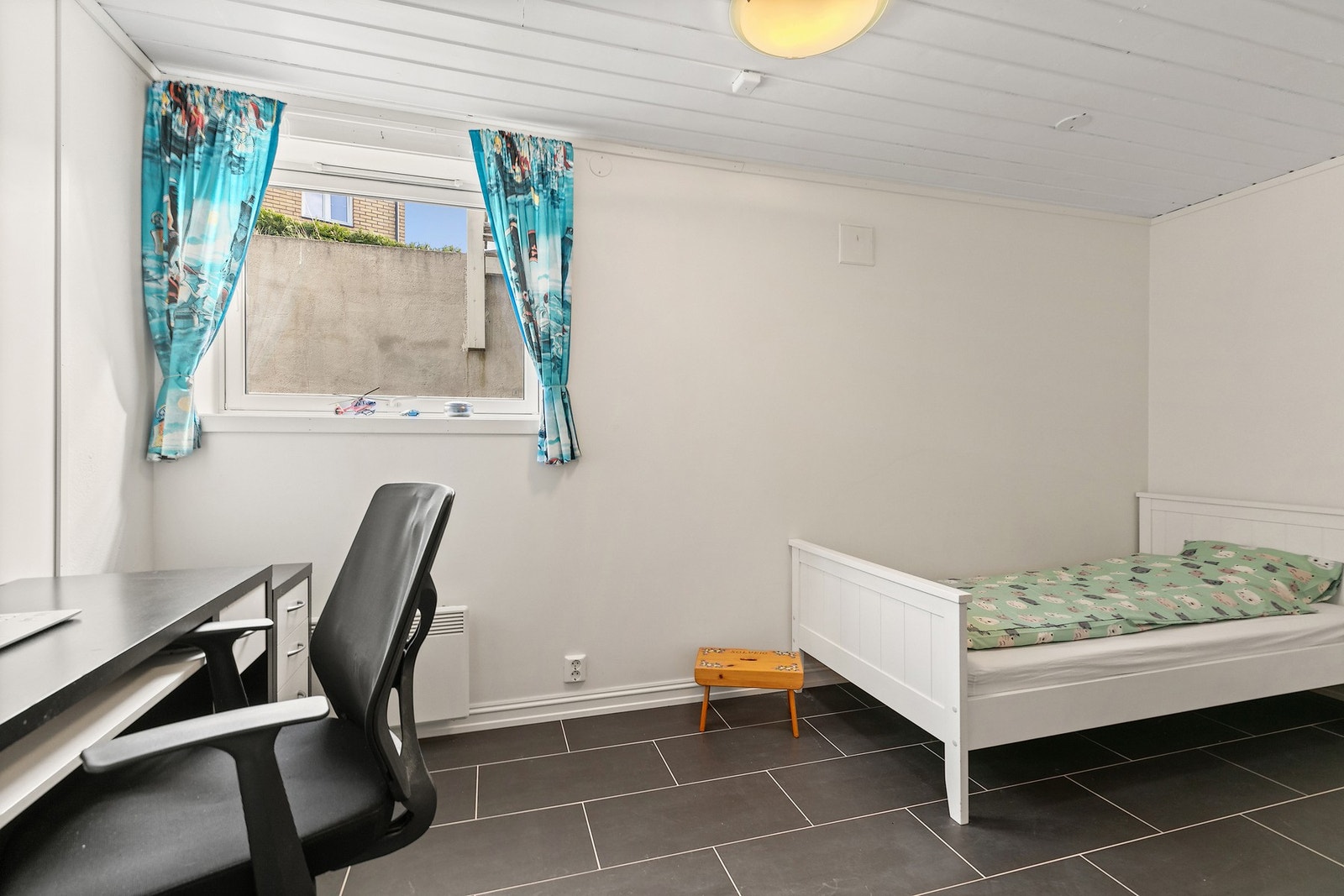 Soverom i kjelleretasjen. Stort vindu med lysgrav. Godt lys og sikker rømming. Galleribilde