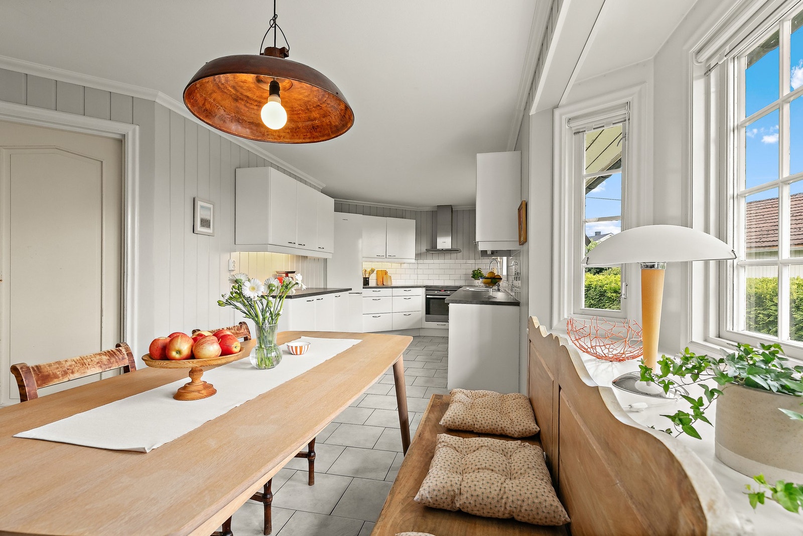 Koselig spiseplass ved karnappvinduet. Galleribilde