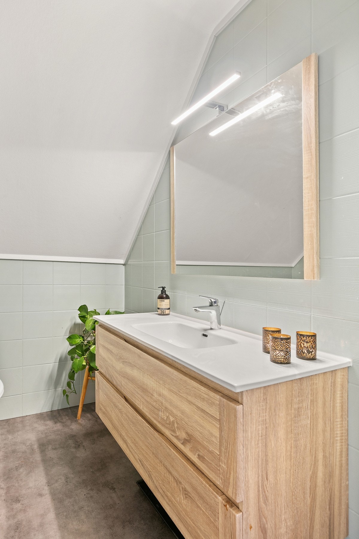 Oppgradert de senere år med ny servant, skap og speil. Galleribilde