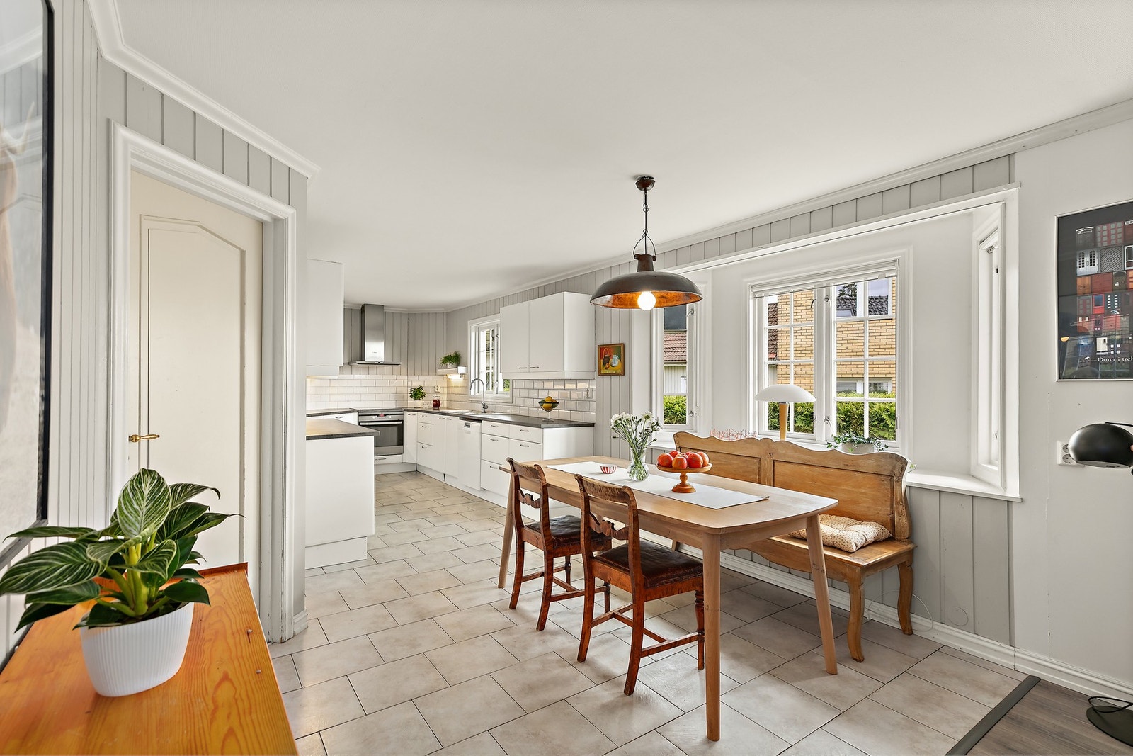 Romslig og lyst kjøkken. Flislagt gulv med varmekabler. Galleribilde